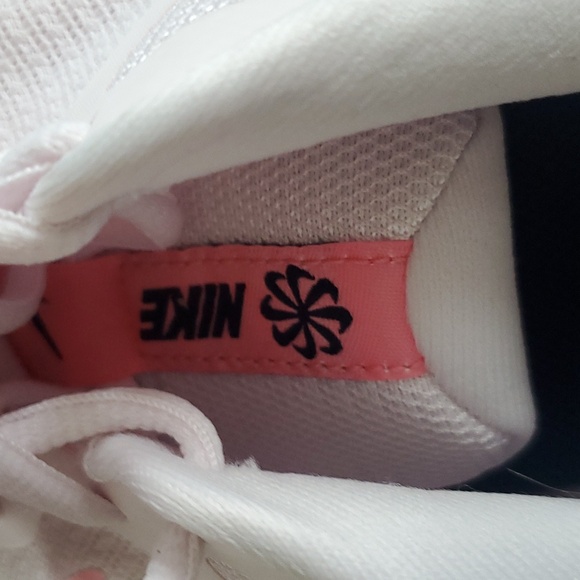 NIKE RUNNING SHOES - Picture 10 of 11